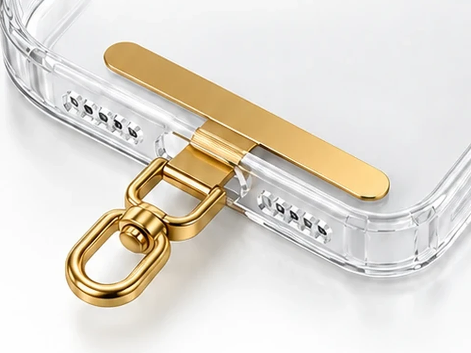 Funda transparente con la placa plana del conector dorado dentro y la anilla saliendo por la abertura de carga